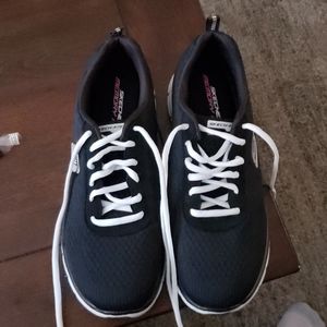 🎉 NWOT Skechers Wide Tennis Shoes 🎉